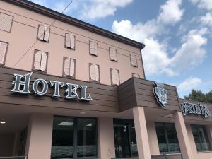 znak hotelowy na przedniej części budynku w obiekcie Hotel Daunia w mieście Modena