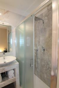 een badkamer met een douche en een wastafel bij Augusto al Mare in Pescara