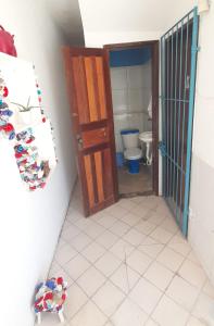 una puerta abierta a un baño con aseo en Ap 09-A 50 Metros da Praia Flats Completamente Mobiliados, en Paulista