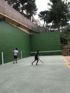 Tenis alebo squash v ubytovaní Lets Holidays Modern sea views apartment alebo jeho okolí
