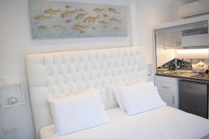 Voodi või voodid majutusasutuse Ariana Eco Suites Adults Only toas