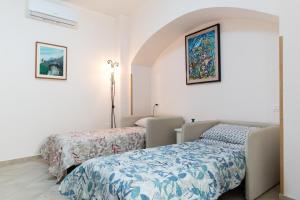 pokój z dwoma łóżkami i kanapą w obiekcie casa vacanza Rosy di Guida Rosy w mieście Giungano