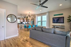 sala de estar con sofá y ventilador de techo en Bright Tybee Island Townhome - Walk to the Beach! en Tybee Island