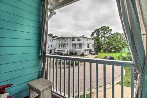 Gallery image of Bright Tybee Island Townhome - Walk to the Beach! in Tybee Island