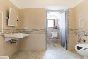 łazienka z prysznicem, umywalką i toaletą w obiekcie casa vacanza Rosy di Guida Rosy w mieście Giungano +10 zdjęć