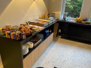 een keuken met een aanrecht met eten erop bij Hotel - B&B Elementum in Kortrijk