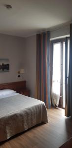 Letto o letti in una camera di Hotel Alpi Resort