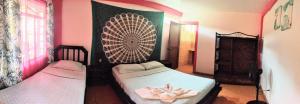 سرير أو أسرّة في غرفة في Cool Vibes Beach Hostel