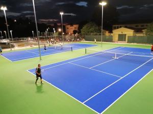 Tenis alebo squash v ubytovaní Apartments BlueView alebo jeho okolí