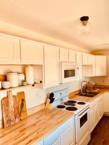 Cucina o angolo cottura di Casa Agave: Comfy Joshua Tree Cottage With Free Breakfast Bar