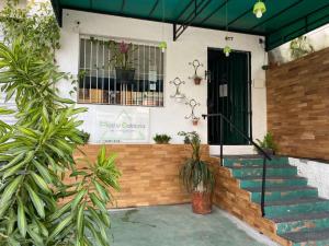 una casa con piante davanti a una finestra di Hostel Calábria na Vila Madalena junto a alegria da Vila a San Paolo