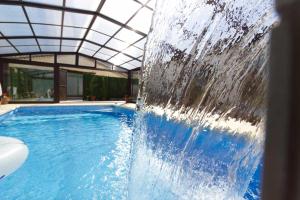 - une piscine avec chute d'eau dans l'établissement Casa Rural La Costana de Barbadillo, à Barbadillo del Mercado