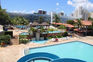 an overhead view of a swimming pool at a resort at ADTUR Flats CTC - Condomínio Saphire ou Center Caldas in Caldas Novas