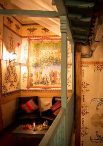 una scala in una stanza con un dipinto sul muro di Nao Victoria Hostel a Cuzco