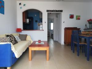 ein Wohnzimmer mit einem Sofa und einem Tisch in der Unterkunft Respira el mar desde tu terraza y siéntete en paz. in Arrieta