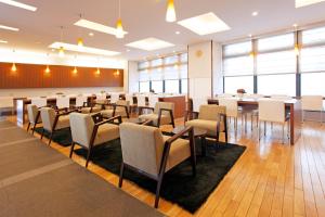 een vergaderzaal met tafels en stoelen. bij JR Inn Sapporo in Sapporo