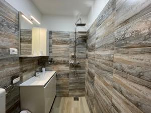 łazienka z umywalką i prysznicem w obiekcie Apartment Oliveglia w mieście Šilo