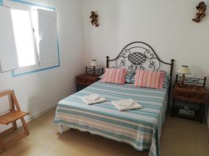 ein Schlafzimmer mit einem Bett mit zwei Handtüchern darauf in der Unterkunft Respira el mar desde tu terraza y siéntete en paz. in Arrieta
