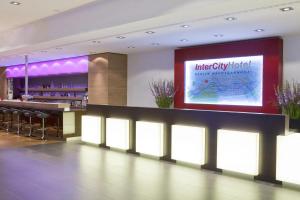 a hotel lobby with a large screen in the middle at IntercityHotel Berlin Hauptbahnhof in Berlin