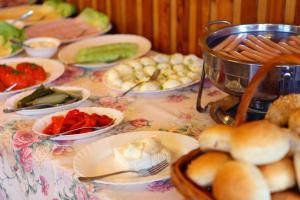 una mesa con platos de comida y cuencos de verduras en Willa Orla, en Zakopane
