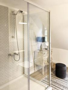 44 George House - Pool, Jacuzzi, Sauna, View tesisinde bir banyo