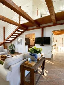 sala de estar con sofá blanco y mesa en 44 George House - Pool, Jacuzzi, Sauna, View en Tilaj