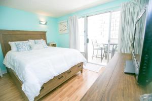 1 dormitorio azul con 1 cama y balcón en Kuhio Village 806, en Honolulu