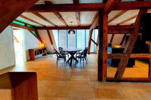 - une salle à manger avec une table et des chaises dans l'établissement Apartment Vertex, à Creglingen