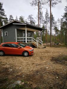 ein kleines Haus mit einem davor geparkt in der Unterkunft Ukonloma Cottages in Rovaniemi