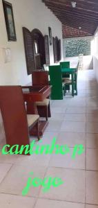 pokój ze stołami i krzesłami w budynku w obiekcie Sitio cachoeira de macacu w mieście Guapimirim