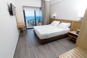Postel nebo postele na pokoji v ubytování Elegant Beach Hotel