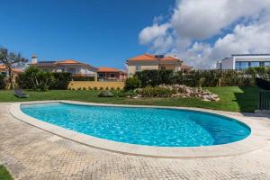 Kolam renang di atau dekat dengan Stunning Apartment w/ Pool