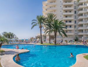 Bazén v ubytování Aparthotel Playa Dorada nebo v jeho okolí