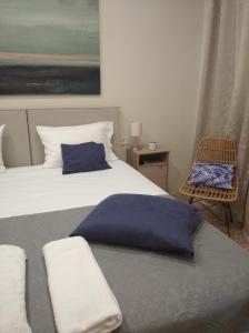 Postel nebo postele na pokoji v ubytování Marinos Suites