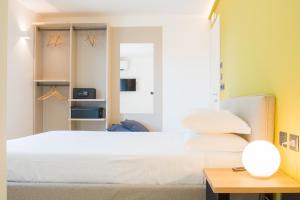 a bedroom with a large white bed and a table at Encanto Agriturismo & Private SPA in Visogliano