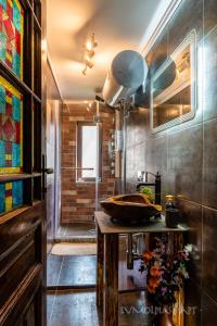 A kitchen or kitchenette at Art apartment EVMOLPIAS near Roman stadium