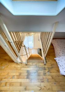 a staircase in a house with wooden floors at Maisonnette Le Faubourg - CENTRE VILLE, TERRASSE ET NETFLIX in Belfort