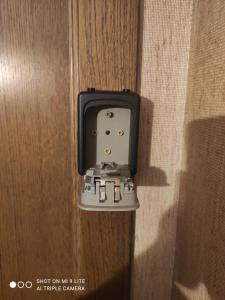 un dispenser di sapone su una parete in bagno di Agnes Apartman a Latschach