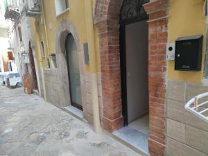 un callejón con una puerta en el lateral de un edificio en Blue, en Gaeta