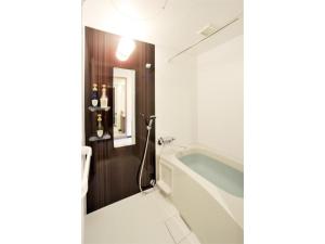 een badkamer met een bad en een wastafel bij Hotel Nets Sapporo - Vacation STAY 63535v in Sapporo