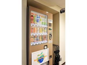 een automaat in een kamer met drankjes bij Hotel Nets Sapporo - Vacation STAY 63535v in Sapporo