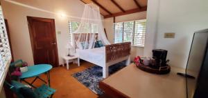 Habitación pequeña con cama y mesa en Bak A Yaad, en Negril