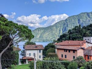 レンノにあるVilla Magnolia - Lake Comoの湖山の景色を望む町