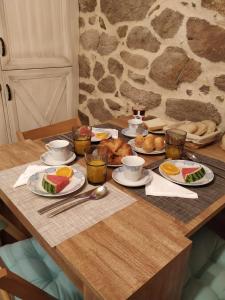 une table avec des assiettes de nourriture au-dessus dans l'établissement Rincón del Viso, à Ourense