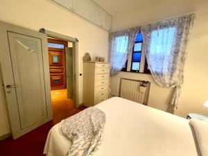 A bed or beds in a room at Villa Soprana by Agenzia SolturElba