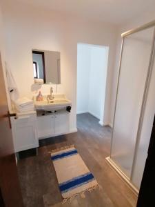 uma casa de banho com um lavatório e um espelho em Geräumige Wohnung in zentraler Lage em Emskirchen