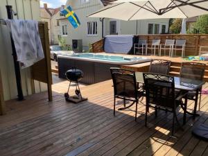 une terrasse avec une table et des chaises ainsi qu'une piscine dans l'établissement Cosy compact living with gym access., à Heberg