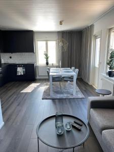 - un salon avec une table et un canapé dans l'établissement Torggatan 54, à Mariehamn