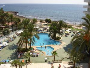 Bazén v ubytování Aparthotel Playa Dorada nebo v jeho okolí