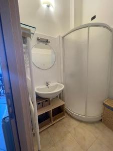 A bathroom at CASETTA DEI RICCI